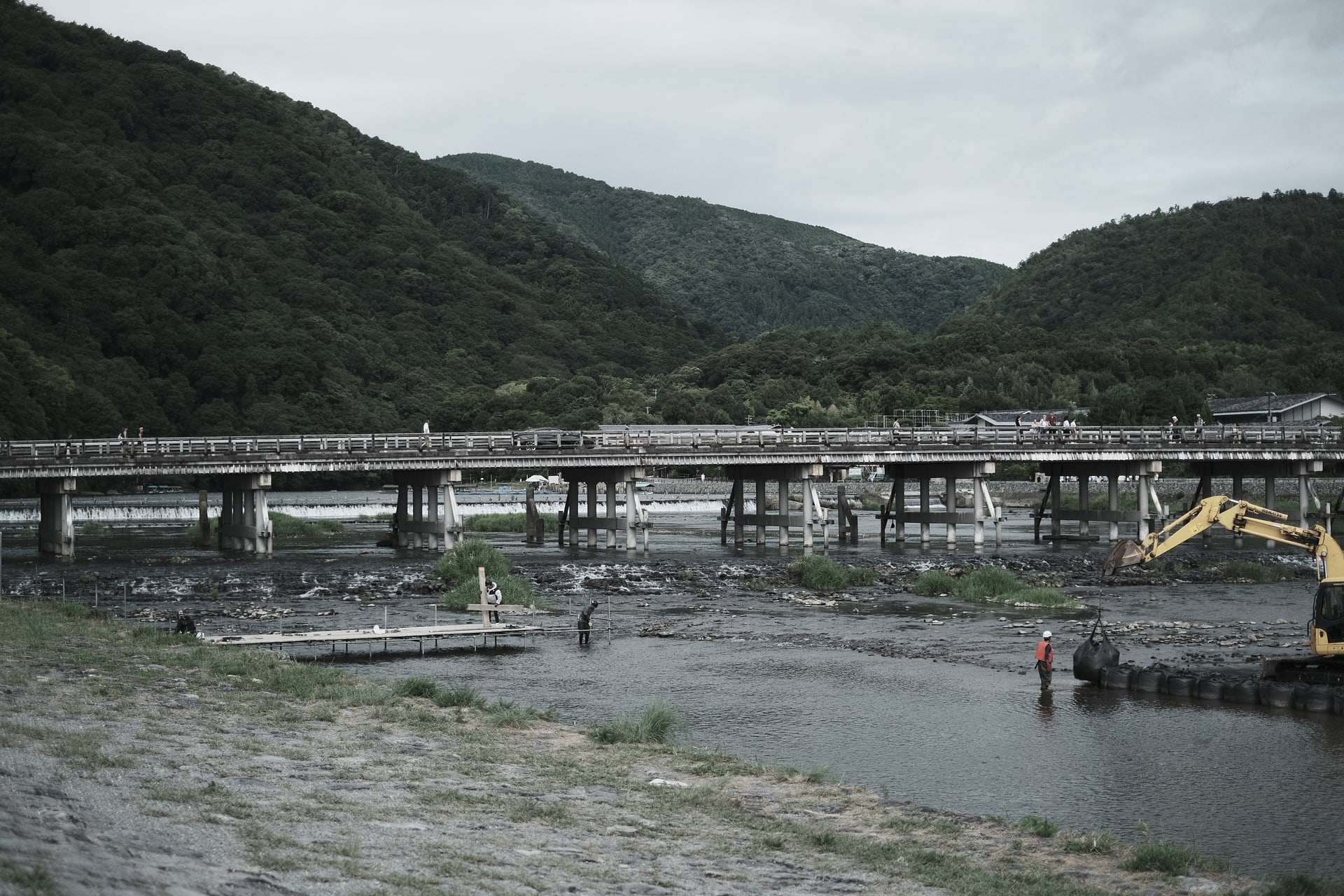 山を背景に橋が架かる川の風景